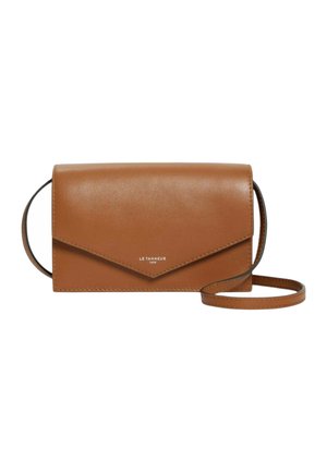 Borsa a tracolla in pelle marrone con patta a busta e tracolla sottile, con piccolo logo bianco "Le Tanneur 1898" al centro davanti.