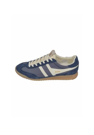 Marineblaue und beige Gola-Sneaker mit weißen Streifen, beigen Schnürsenkeln und einer Gummisohle, seitlich dargestellt.