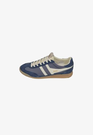 Marineblaue und beige Gola-Sneaker mit weißen Streifen, beigen Schnürsenkeln und einer Gummisohle, seitlich dargestellt.