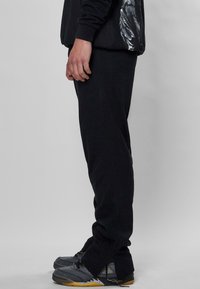 9N1M SENSE HERREN SENSE  - Joggebukse - black
