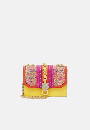 Petit sac à main rectangulaire avec base jaune, tissu tissé multicolore, bordure rose et orange, bandoulière en chaîne dorée et fermoir tête de chat ornée de bijoux.