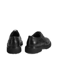 Schwarze Lederschuhe mit glatter Textur, runder Zehenpartie und flacher Gummisohle. Verfügt über dekorative Perforationen und ein klassisches Design.
