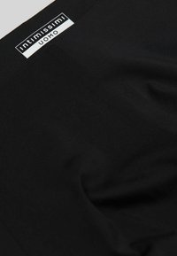 Černé pánské spodní prádlo vyrobené z bavlněné směsi s hladkou texturou, elastickým pasem s logem a přiléhavým střihem.