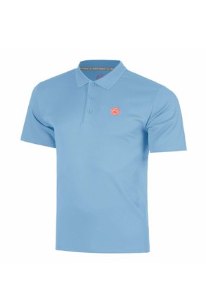 Lichtblauw poloshirt met korte mouwen, een drieknopenbies en een klein rood rond logo op de linkerborst.