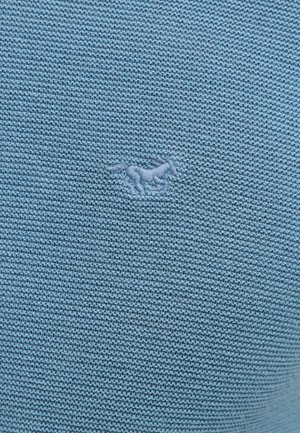 Šviesiai mėlynas megztinis, turintis tekstūrinį raštą ir mažą siuvinėtą arkliuko logotipą centre.