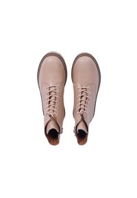 Botines de cuero beige con punta redonda, diseño de cordones y detalles de costura. Cuentan con una cremallera lateral y una suela texturizada.