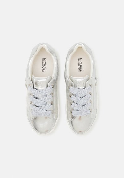 Baskets métalliques argentées avec une texture lisse, lacets bleu clair, conception à bout rond et accents de logo sur les côtés et la langue.