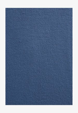 Blå strikket stof med en fin, ensartet struktur. Jævnt fordelte masker skaber en glat, blød overflade, der er velegnet til tøj.