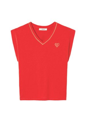 Pull rouge sans manches à col en V avec bordure beige et petit cœur beige brodé sur le côté gauche de la poitrine.