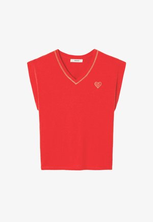 Pull rouge sans manches à col en V avec bordure beige et petit cœur beige brodé sur le côté gauche de la poitrine.