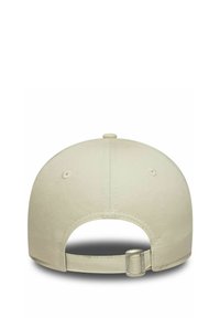 Baseballkappe mit gebogenem Schirm, beigem Stoff, verstellbarem Riemen hinten und einer glatten, strukturierten Oberfläche. Keine Logos oder Muster.
