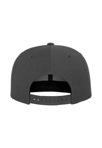Sort kasket med en struktureret krone og en flad skygge. Justerbar snapback-lukning bagpå, tekstureret stof med minimal detaljer.