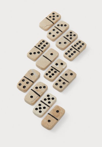 Juego de dominó con piezas rectangulares de color beige que presentan puntos negros. Algunas piezas tienen grietas visibles; otras muestran líneas negras horizontales.