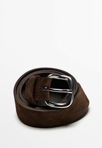 Brauner Wildledergürtel, aufgerollt, um eine silberne rechteckige Schnalle und die genähten Ränder zu zeigen. Der Gürtel hat eine glatte Textur und ein mattes Finish.