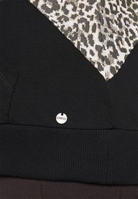 Zwarte sweatshirt met panterprint paneel, geribde zoom en zijnaad. Bevat een zilveren merklabel aan de zoom.