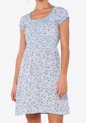 Jasnoniebieska sukienka w kwiaty z bufkami na rękawach, marszczonym kwadratowym dekoltem i wcięciem w talii na stojącej osobie.