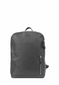 Un sac à dos en cuir noir avec une texture lisse, une poignée supérieure, une poche zippée à l'avant et un design minimaliste. Présente des accents en métal argenté.