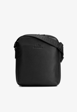 Czarna torebka na ramię z teksturowanej skóry z regulowanym paskiem i zamkiem błyskawicznym na górze, kompaktowy kwadratowy kształt, z tłoczonym logo Wittchen na przodzie.