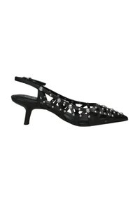 Musta slingback-kenkä, jossa on terävä kärki, avoin ristikkorakenne, metalliset niittikoristeet ja hoikka 2 tuuman korko. Valmistettu synteettisestä materiaalista.
