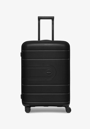 Valise rigide noire avec une surface texturée, poignée rétractable métallique et deux roues, arborant un logo circulaire au centre.