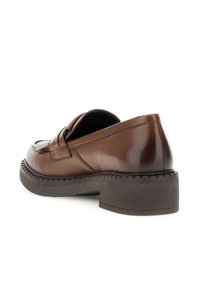 Hnědé kožené mokasíny s nízkým blokovým podpatkem, dekorativním prošíváním a hladkým povrchem. Texturovaná podešev pro lepší přilnavost.