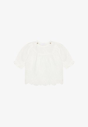 Hvid babybluse med puffede ærmer, broderi med blomster i hulmønster, bølget kant og to gyldne knapper ved halsudskæringen.