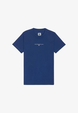 Granatowy T-shirt z krótkim rękawem z napisem „NO SKATEBOARDING ALLOWED” i logo DC umieszczonym na środku klatki piersiowej.