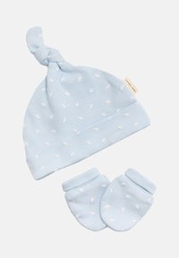 Gorro de algodón azul claro para bebé con la parte superior anudada y manoplas a juego, con pequeños patrones de aves blancas y textura suave.