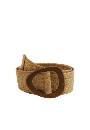 Punottu beige kangasvyö, jossa leveä puisesta kolmiosta tehty solki, rullattuna valkoista taustaa vasten.