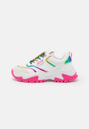 Weißer klobiger Sneaker mit pinker Sohle, Regenbogenakzenten, mehrfarbigen Schnürsenkeln und "Versace Jeans Couture"-Logo an der Seite.
