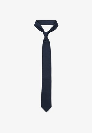 Granatowy jedwabny krawat starannie zawiązany klasycznym węzłem, ukazany na białym tle.