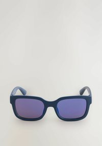 Occhiali da sole blu con montatura quadrata e lenti viola sfumate. Le aste sono di un blu uniforme con una finitura liscia. La dimensione delle lenti è moderata.