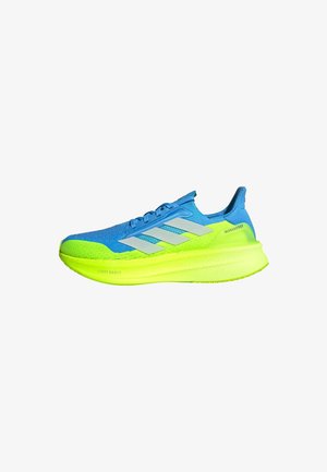 Chaussure de course Adidas en bleu et jaune néon avec trois rayures blanches et une semelle légère amortissante boost, présentée de côté droit sur fond blanc.