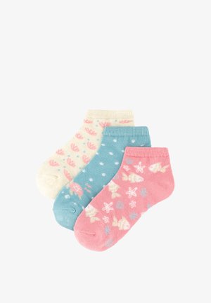 Tres pares de calcetines hasta el tobillo en colores pastel: crema con coral rosa, azul con puntos blancos y rosa con patrones de peces y estrellas de mar blancas.