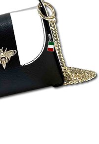 Sac en cuir noir avec une bande blanche et une chaîne dorée. Détail notable : motif de abeille en relief et charme drapeau italien.