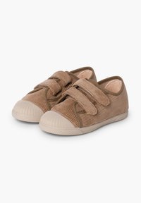 Chaussures en velours côtelé marron avec deux sangles Velcro, bout arrondi et semelle en caoutchouc texturée. Le design présente des nervures horizontales sur les côtés.