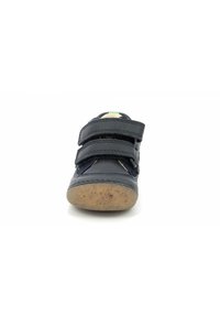 Zapato de bebé azul marino con correas de Velcro, parte superior de cuero, forma redondeada, suela de goma texturizada y acentos verdes en el talón.