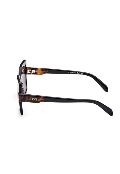 Sonnenbrille aus Schildpatt mit schwarzem Rahmen und glänzender Oberfläche. An der Bügelseite ist "PUCCI" in goldener Schrift angebracht. Klare Gläser.