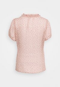 Blusa corta a maniche corte rosa e bianca con piccola stampa floreale, colletto arricciato e leggera texture su uno sfondo chiaro.