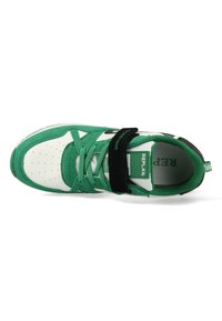 Groene en witte sneaker met een bovenwerk van suede en synthetisch materiaal, geperforeerde neus, zwarte strap, groene veters en een logo-tag op de tong.