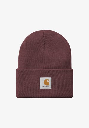 Beanie a coste maroon con risvolto e patch quadrato bianco con il logo Carhartt arancione sul davanti.