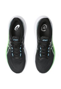 Scarpe da ginnastica nere con tomaia in rete, accenti verdi, lacci blu e suola bianca. Presentano il logo Asics prominente e una texture a motivi.