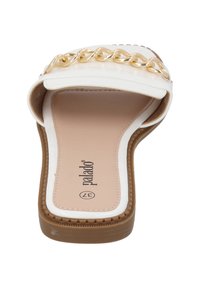 Vit platt sandál med guldkedjedetalj på framremmen, beige innersula, brun sula och "palado"-logotyp inuti.