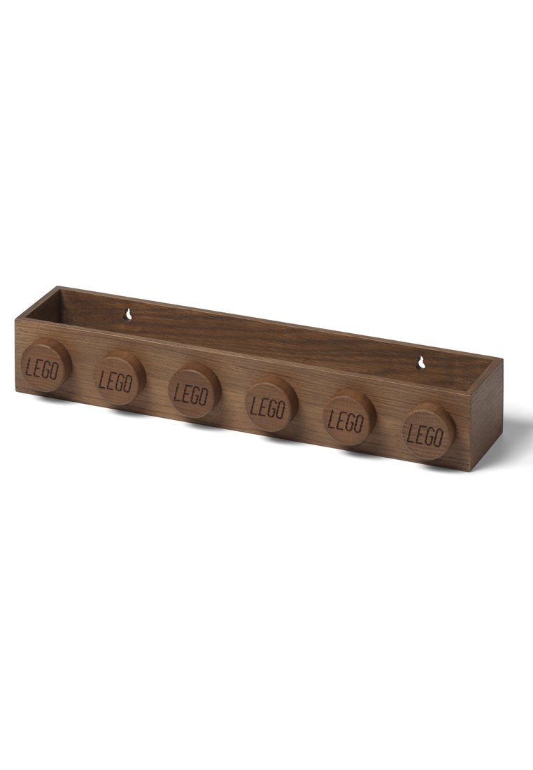 Houten wandplank in LEGO-thema met vijf ronde knoppen, elk gegraveerd met "LEGO." Rechthoekige vorm, gladde textuur, donkerbruine kleur.