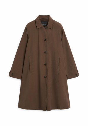 Manteau long marron avec fermeture à boutons, deux poches latérales, un col et des poignets réglables à boutons, étalé à plat sur un fond blanc.