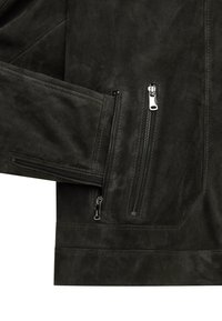 Donker suède jack met meerdere ritszakken, een gladde textuur en nauwkeurige stiksels. Het ontwerp benadrukt functionele stijl.