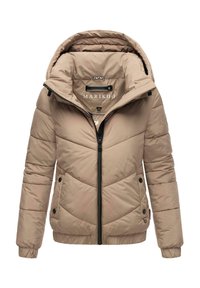 Beige gewatteerde jas met een capuchon, voorzien van een rits aan de voorkant, diagonale gestikte design en twee zijzakken met knoopsluitingen.