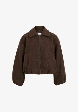 Brun fleecjacka med dragkedja fram, bred krage och elastisk fåll. Har sidofickor och en mjuk, texturerad yta.