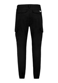 Schwarze Cargo-Hosen mit elastischem Bund, schmal zulaufenden Beinen und mehreren Seitentaschen. Das Material wirkt weich und strapazierfähig mit einer matten Oberfläche.