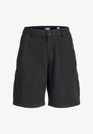 T-shirt blanche à manches courtes avec impression noire "Palm Valley", associée à un short cargo noir. Des chaussettes blanches et des baskets noir/blanc complètent la tenue.